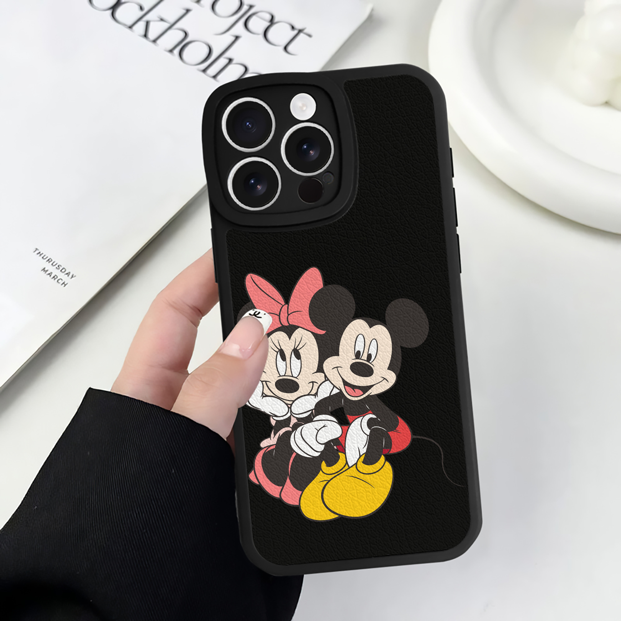 （画像用） ミッキーマウス Mickey Mouse 【iPhone 16シリーズ対応】シリコンスマホケース（レザー調） 材質：シリコン